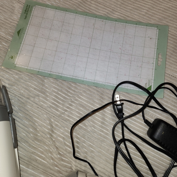 Cricut with cord and cricut jukebox with several cartridges - Picture 5 of 8